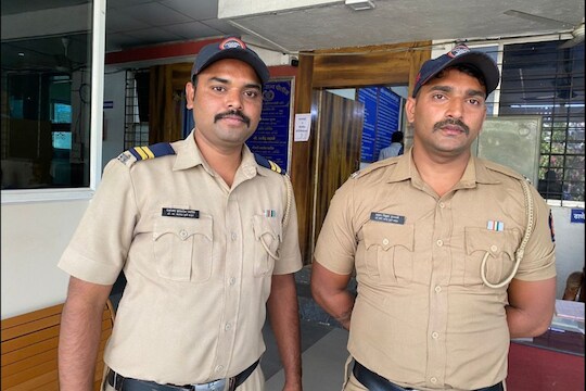 पोलीस कर्मचारी