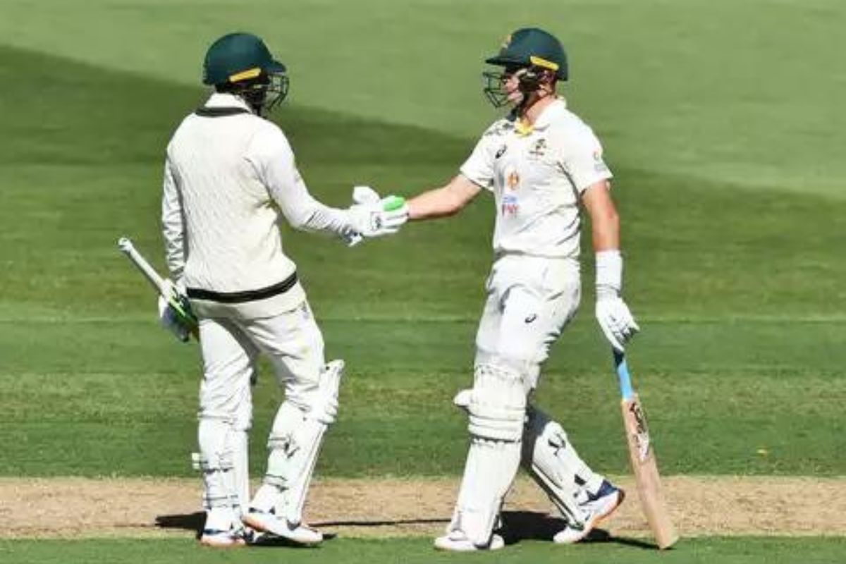 दोन बॅट्समन मैदानात काय बोलतात... आता थेट ऐका!