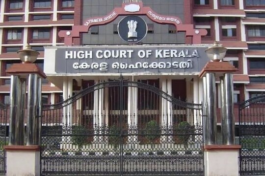 वयाची 18 वर्षं पूर्ण केली म्हणजे अक्कल येतेच असं नाही; या युनिव्हर्सिटीचा कोर्टात अजब दावा