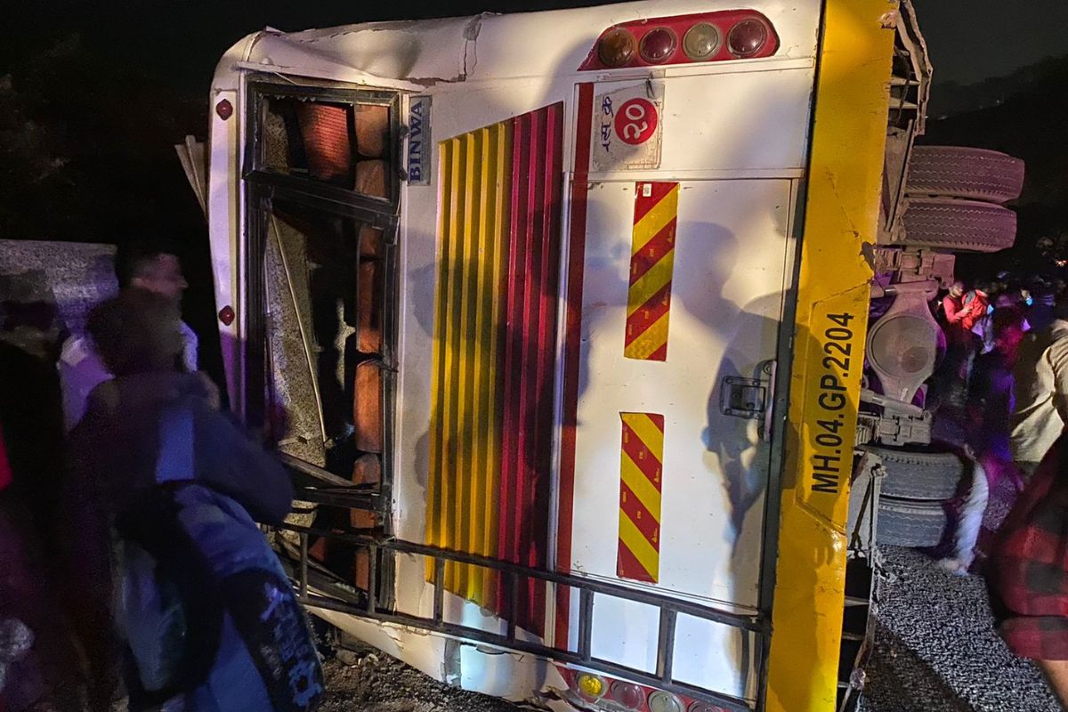 खंडाळा घाटात विद्यार्थ्यांनी भरलेली बस उलटली; दोघांचा मृत्यू, 35 जखमी