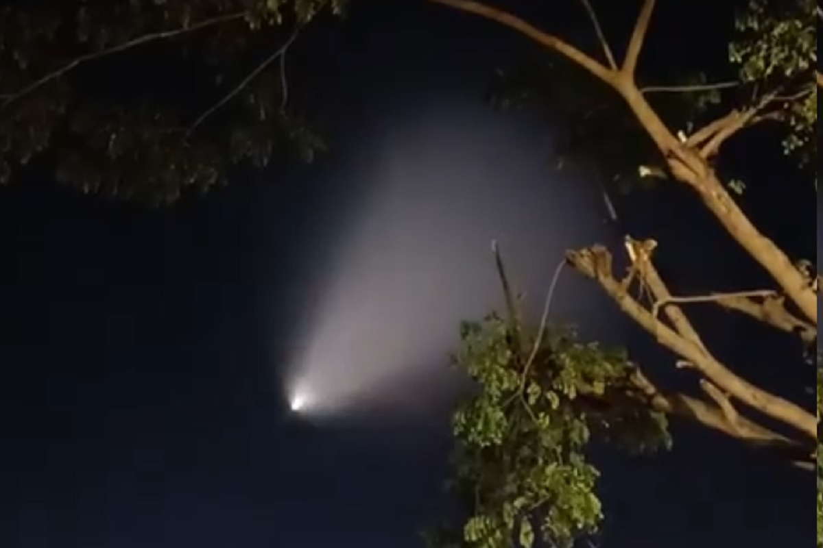 एखाद्या विमानाच्या लाईटचा उजेड पडावा असा हा प्रकाशाचा बिंदू दूरपर्यंत दिसत होता. हा व्हिडीओ सोशल मीडियावर व्हायरल झाला आहे.