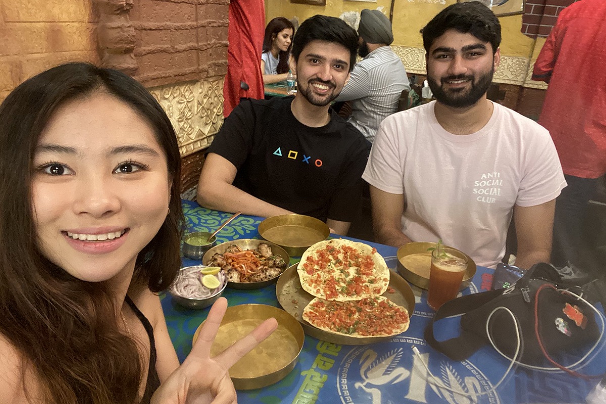 मुंबईकर तरुणांचे कोरियन युट्यूबरने मानले आभार, जेवणाची ट्रीट देत शेअर केला सेल्फी