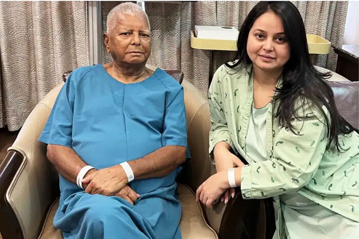 राष्ट्रीय जनता दल प्रमुख लालू प्रसाद यादव यांच्यावर किडनी प्रत्यारोपणाची शस्त्रक्रिया करण्यात आली. लालू यादव हे अनेक दिवसांपासून आजारी असून डॉक्टरांनी किडनी प्रत्यारोपणाचा सल्ला दिला होता. त्यांचीच मुलगी रोहिणी आचार्य यांनी लालू यादव यांना किडनी दान केली. रोहिणी त्यांची दुसरी मुलगी आहे.