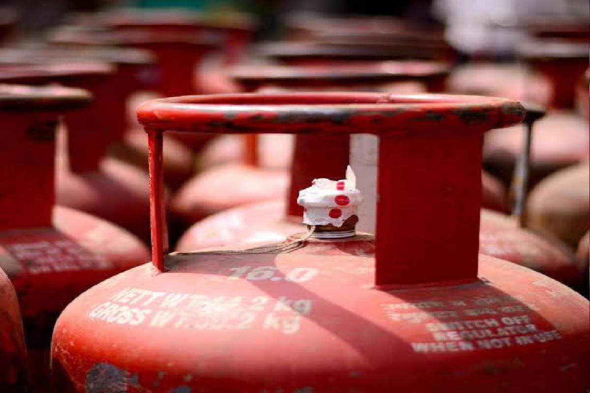 Gas Cylinder : डिलिव्हरी मॅन अतिरिक्त पैसे मागतोय? 'इथं' करा तक्रार