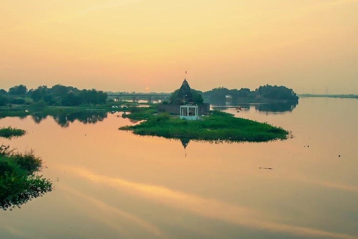 त्रिवेणी संगम असलेल्या नद्यांची नयनरम्य दृश्य कॅमेऱ्यातून टिपली आहेत. नदीचं विस्तारलेलं रूप आणि हिरवाईने नटलेला परिसराचे विहंगम दृश्य नजरेला भुरळ घालणारं आहे.