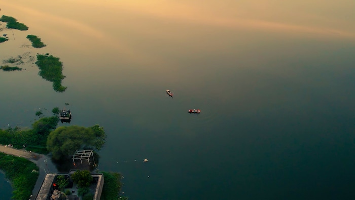 अहमदनगर जिल्हा तसा विविधतेने नटलेला आहे. अनेक वेगवेगळ्या गोष्टी या जिल्ह्यात आपल्याला पाहायला मिळतात. जिल्ह्यात अनेक महत्त्वपूर्ण पर्यटनस्थळे आहेत. त्यातीलच एक नद्यांचा संगम पर्यटकांना भुरळ घालते. 