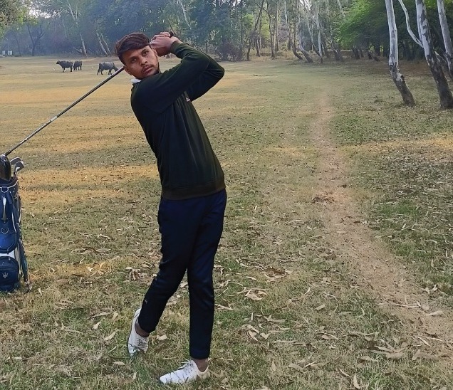 तरुण गोल्फ कोचची प्रेरक कहाणी : झोपडपट्टीत जन्म... अडीच वर्षांचा असताना आईचा मृत्यू; पण सर्व अडचणींवर केली मात
