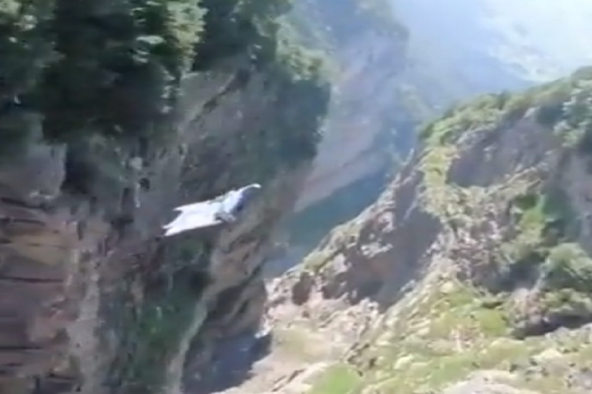 आकाशात उडणारा माणूस.