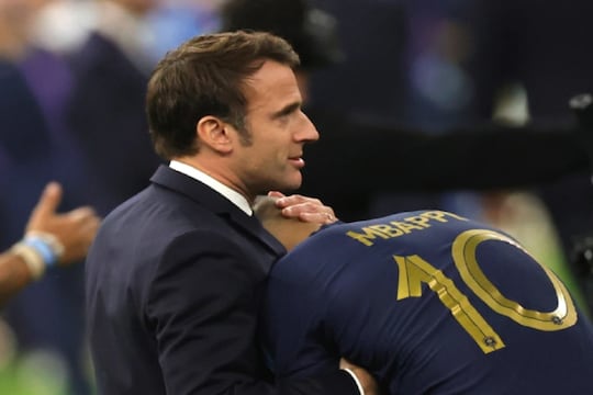 FIFA Final : लढवय्या एम्बाप्पेसाठी राष्ट्राध्यक्षही हळहळले, मैदानावर जाऊन केलं सांत्वन, VIDEO VIRAL