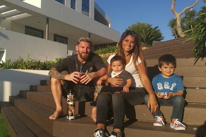 अर्जेंटिनाचा कर्णधार आणि दिग्गज फुटबॉलपटू लिओनेल मेस्सी त्याच्या खेळामुळे फुटबॉल प्रेमींच्या गळ्यातला ताईत आहे. जगातील सर्वात श्रीमंत खेळाडुंच्या यादीत त्याचे नाव आघाडीवर आहे. मेस्सीच्या नेतृत्वाखाली अर्जेंटिनाच्या संघाने फिफा वर्ल्ड कपच्या अंतिम फेरीत धडक मारली आहे. 