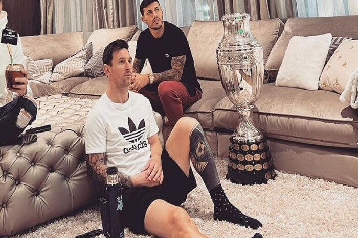 नोव्हेंबर 2022 पर्यंत लियोनेल मेस्सीची एकूण संपत्ती 600 मिलियन डॉलर म्हणजेच 4 हजार 952 कोटी रुपये इतकी आहे. जगातील सर्वाधिक कमाई करणाऱ्या खेळाडुंमध्ये तो टॉपला आहे. खेळाशिवाय अनेक ब्रँडच्या प्रमोशनमधूनही तो मोठी कमाई करतो. 