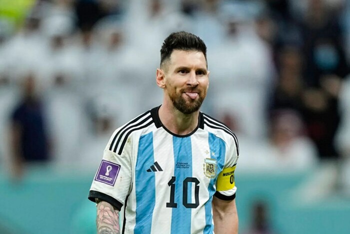 फोर्ब्सच्या रिपोर्टनुसार मे 2021 ते मे 2022 पर्यंत मेस्सीची ऑन आणि ऑफ फील्ड कमाई ही 130 मिलियन डॉलर इतकी होती. यात त्याने ऑन फिल्ड 75 मिलियन डॉलर आणि ऑफ फिल्ड 55 मिलियन डॉलर इतकी कमाई केलीय. मेस्सीची दररोजची कमाई ही 1 लाख 5 हजार डॉलर्स इतकी आहे. 