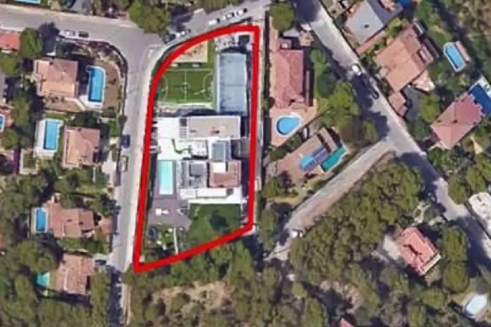  मेस्सीचा बार्सिलोनात नो फ्लाय झोन बंगला आहे. तसंच तो एका हॉटेलचासुद्धा मालक आहे. बार्सिलोनात मेस्सीच्या बंगल्यात एक खासगी फुटबॉल मैदान आहे. हा बंगला नो फ्लाय झोनमध्ये आहे. तसंच त्याचं MiM Sitges नावाचं एक लग्झरियस हॉटेलसुद्धा आहे. स्पेनमध्ये इबिजा आयलँडवर एक सुंदर बंगला असून मेस्सी तिथे सुट्टी साजरी करण्यासाठी जातो. 