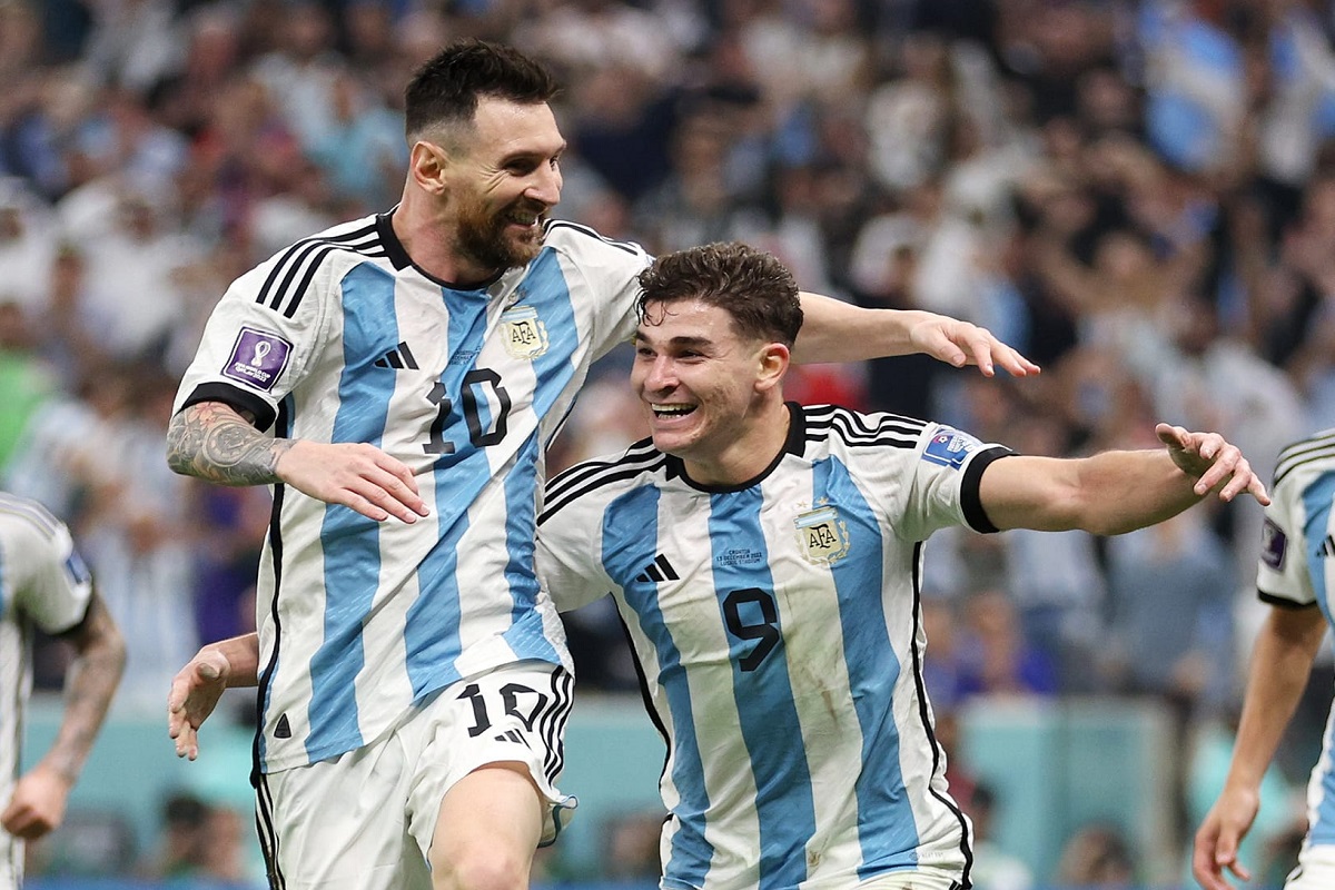 VIDEO : मेस्सीची जादू अन् अल्वारेजची कमाल; अर्जेंटिनासाठी केलेला तिसरा गोल एकदा बघाच