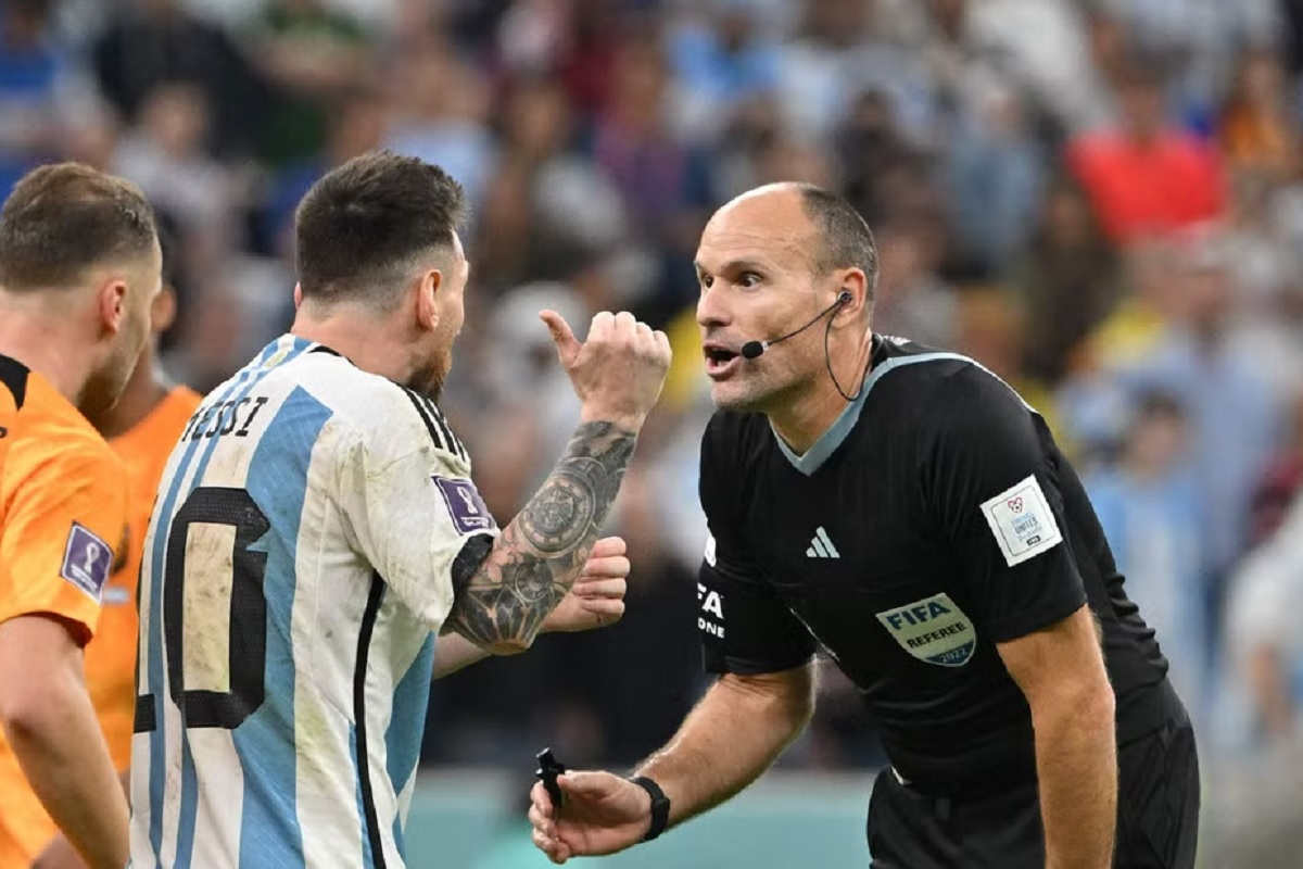 FIFA WC 2022 : मेस्सीसोबत वादानंतर रेफ्रीवर कारवाई, फिफाने थेट पाठवलं घरी