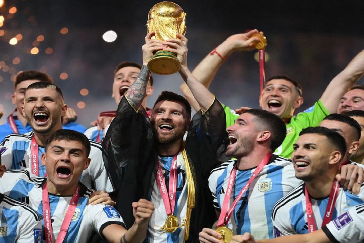 फिफा ट्रॉफी घेताना मेस्सीने घातलेल्या ब्लॅक ड्रेसची होतेय चर्चा, काय आहे कारण?