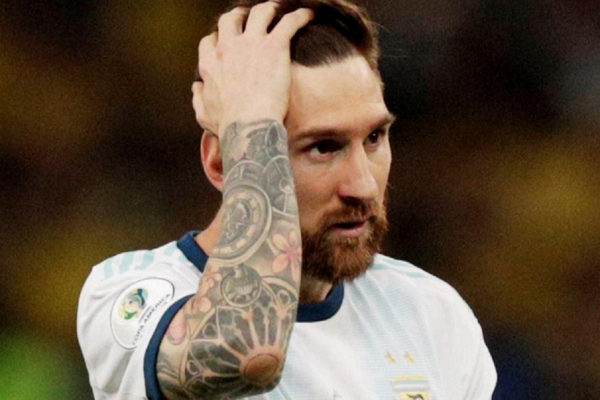 सेमीफायनलमध्ये मेस्सीच्या खेळण्यावर येऊ शकते बंदी, फिफा कारवाईच्या तयारीत