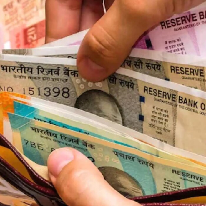 एफडी म्हणजे नेहमीच सुरक्षित गुंतवणूक अशी एक धारणा फार पूर्वीपासून चालत आली आहे. बरेच जण मोठी एफडी दीर्घ मुदतीसाठी ठेवतात. ती एफडी पूर्ण झाली की खात्यावर हवी तेवढी रक्कम काढून घेतात आणि पुन्हा एफडीमध्ये पैसे गुंतवतात. त्यात पैसे गमावण्याची भीती नसते. मात्र, एफडीवरील कमी परताव्याची समस्या कायमच असते. 