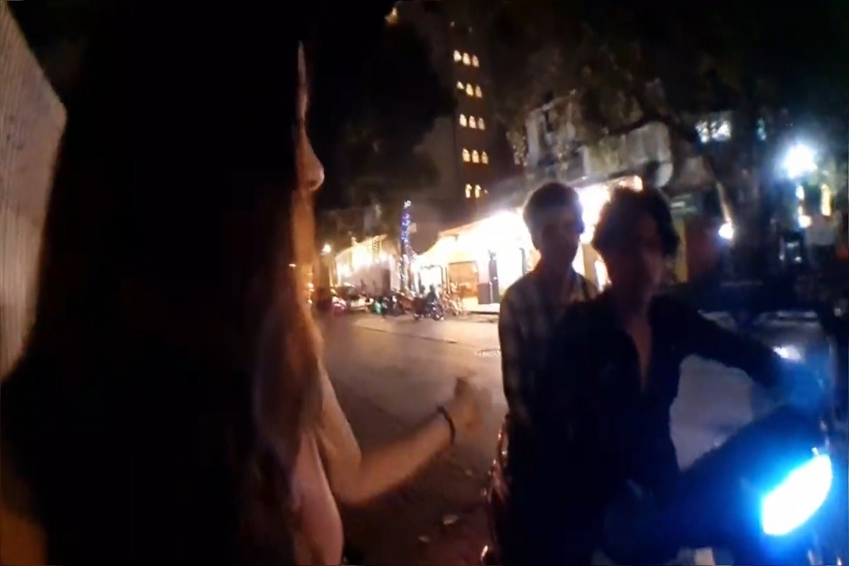 खार परिसरामध्ये कोरियातील एका स्ट्रीमर मुलीची या मुलांनी छेड काढली. लाइव्ह स्ट्रीमिंगमधील हजारपेक्षा जास्त लोकांसमोर ही घटना घडली आहे.