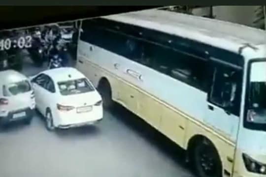 Mumbai Powai Viral Video : बस वृद्धाच्या अगांवरून गेली तरीही बचावला, मुंबईतला LIVE VIDEO