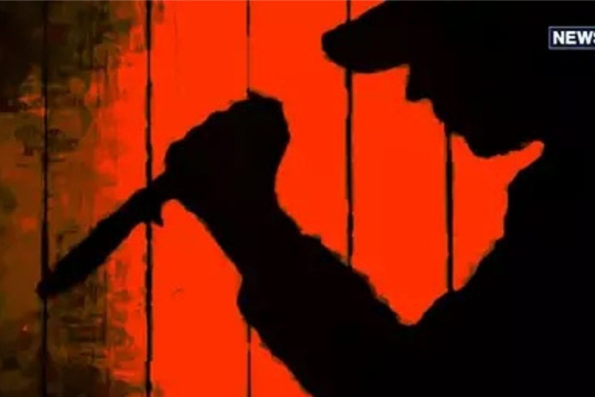 अर्ध्या रात्री एकत्र आल्या 8 महिला, वृद्धाला रस्त्यावर घेरून चाकूने भोसकलं