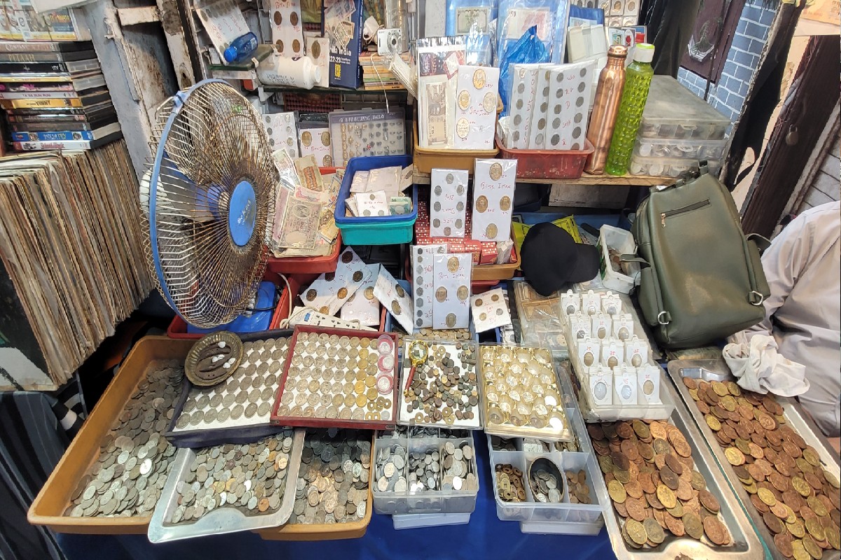 Mumbai : डिजिटल करन्सीच्या युगातही 'इथं' आहे जुन्या नाण्यांचा खजिना!