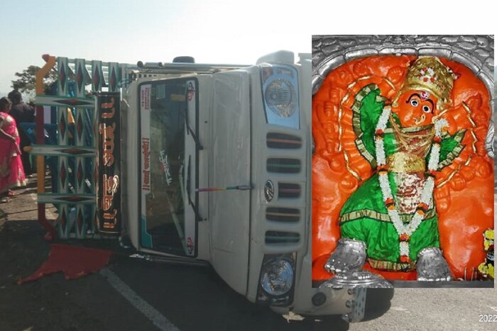 नाशिकमध्ये सप्तश्रृंगी देवीच्या दर्शनाला जाणाऱ्या भाविकांच्या गाडीचा अपघात झाला. चालकाचे पिक ट्रकवरचे नियंत्रण सुटल्यानं गाडी रस्त्यातच उलटली.