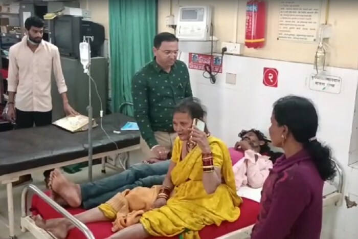वणी गडापासून एक किमी अंतरावरच हा अपघात झाला असून यात २३ जण जखमी झाले आहेत.