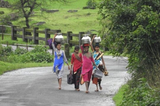 नाशिक जिल्ह्याच्या गुजरात सीमावर्ती भागातील पन्नासहून अधिक गावांनी गुजरातमध्ये विलीन करून घेण्याची विनंती गुजरात सरकारला केली  