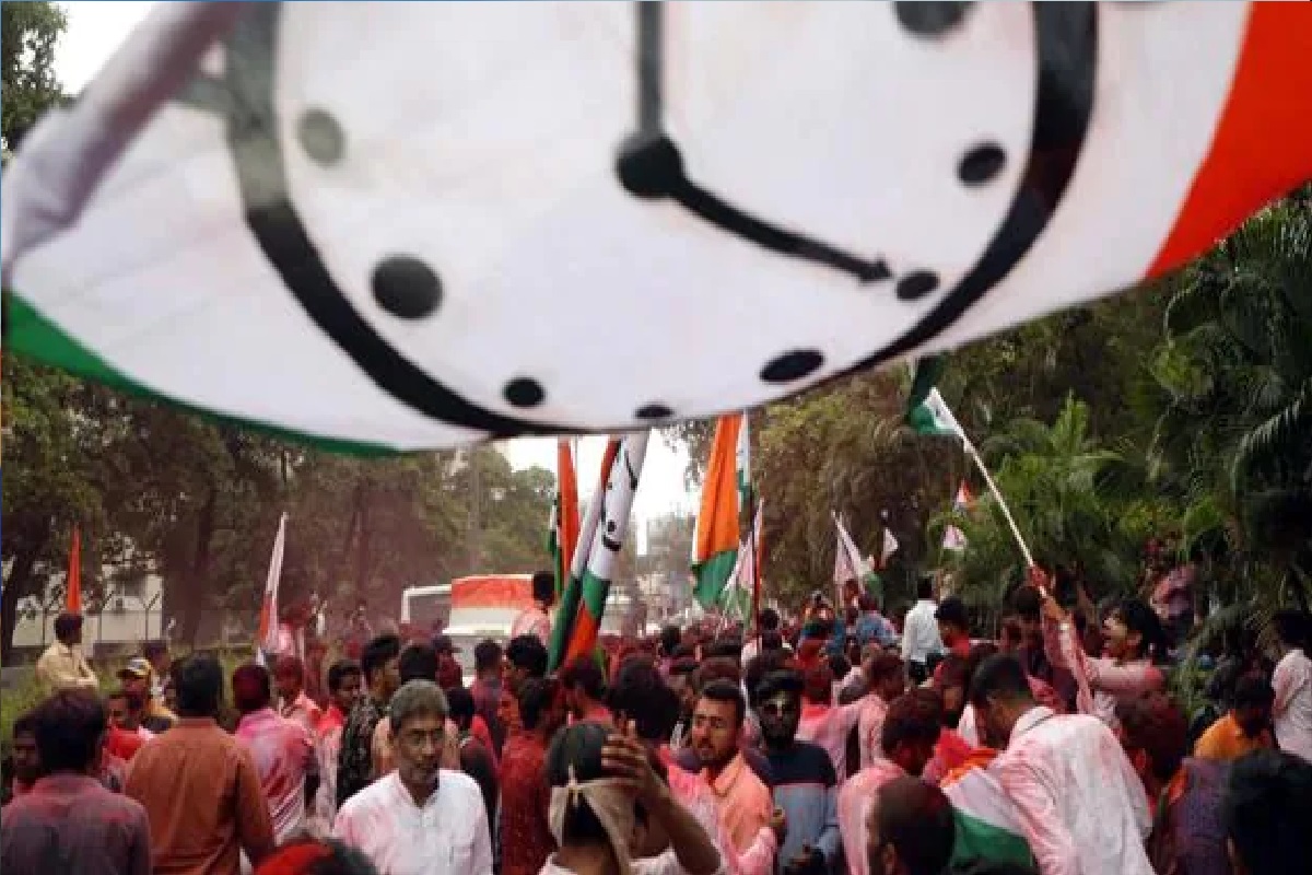 निकालाचे पहिले कल हातात येत आहे. साताऱ्यातील कराडमध्ये धक्कादायक निकाल समोर आले आहे.