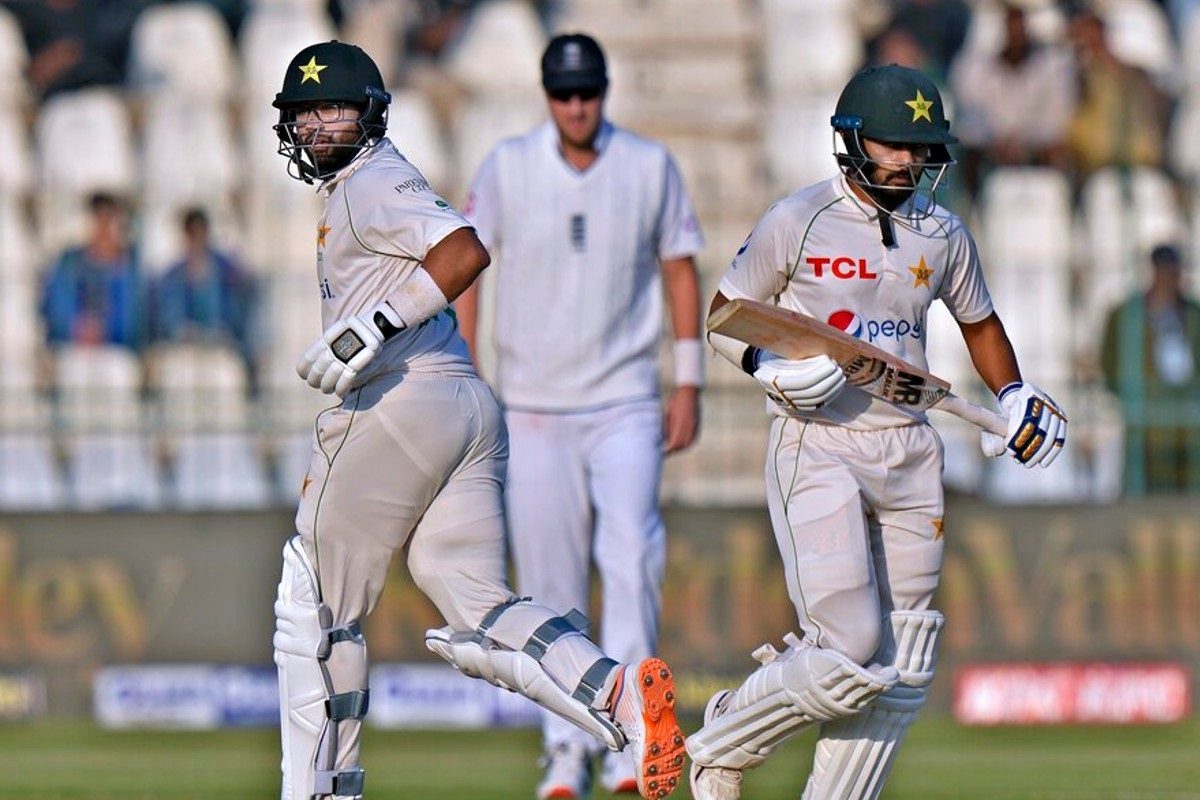 पाकिस्तानचा फलंदाज सकाळी रुग्णालयातून परतला, दुपारी थेट इंग्लंडविरुद्ध मैदानावर