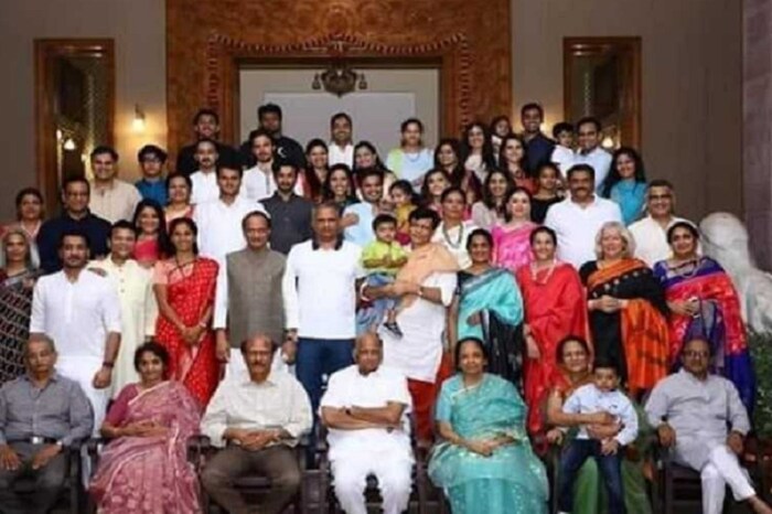 राष्ट्रवादी काँग्रेसचे अध्यक्ष शरद पवार यांचे घराणे फार मोठे आहे. त्यांना चार भाऊ आणि एक बहीण आहे. थोरल्या भावाचे नाव अप्पासाहेब, दुसरा क्रमांक अनंतराव. तिसरे शरद पवार आणि चौथा भाऊ प्रताप तर सरोज पाटील असे त्यांच्या बहिणीचे नाव आहे. अनेकदा या कुटुंबात तेढ असल्याच्या वावड्या उठतात. मात्र, अद्याप हे कुटुंब अखंड आहे.