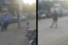 भर चौकात काम सोडून पोलीस कर्मचाऱ्याचा मनसोक्त डान्स, व्हायरल व्हिडिओने खळबळ भर चौकात काम सोडून पोलीस कर्मचाऱ्याचा मनसोक्त डान्स, व्हायरल व्हिडिओने खळबळ