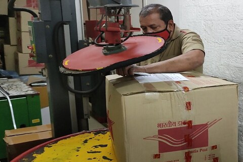 एखादी मोठी वस्तू परगावी पाठवायची असेल तर कुरिअरमध्ये जास्त पैसे खर्च होतात. हे टेन्शन दूर मिटवण्यासाठी पोस्ट खातं पुढं सरसावलं आहे.