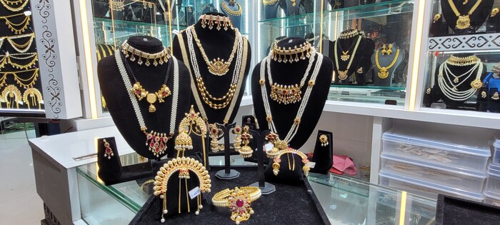मोत्यांच्या दागिन्यांचे वेगवेगळे प्रकार सध्या मुंबईच्या बाजारात दाखल झाले आहेत. बुगडी, कुडी, नथ, तन्मणी हार, अंगठी, चोकर, चिंचपेटी, बाजूबंद हे मोत्यांच्या दागिन्यांचे प्रमुख प्रकार खरेदी करण्यासाठी महिलांची झुंबड उडाली आहे. 