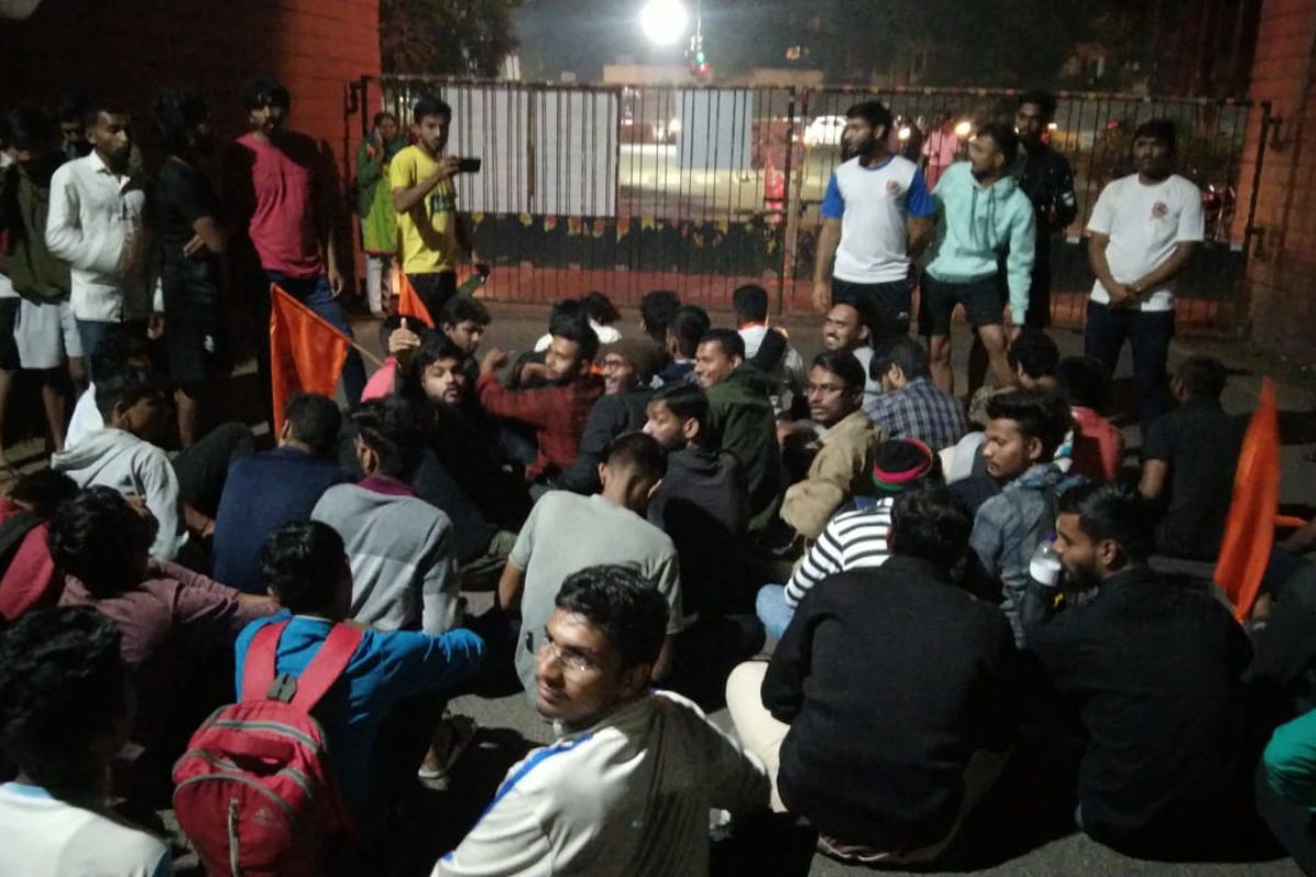 पुणे विद्यापीठाचे विद्यार्थी रस्त्यावर, 'बायोमेट्रिक'मुळे हॉस्टेल बंदी, आंदोलनात जोरदार घोषणाबाजी