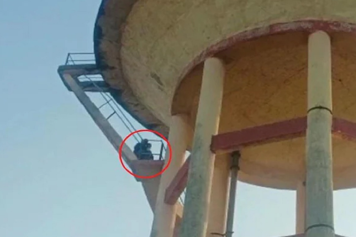 सुनेसाठी सासऱ्याने दिली आत्महत्येची धमकी, नातवासह चढला पाण्याच्या टाकीवर आणि...