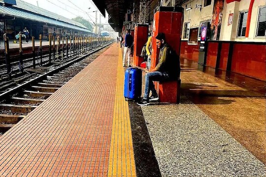 Indian Railways : रेल्वे प्लॅटफॉर्मवर पिवळा पट्टा असण्याचं कारण माहिती आहे का?