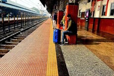 Indian Railways : रेल्वे प्लॅटफॉर्मवर पिवळा पट्टा असण्याचं कारण माहिती आहे का?
