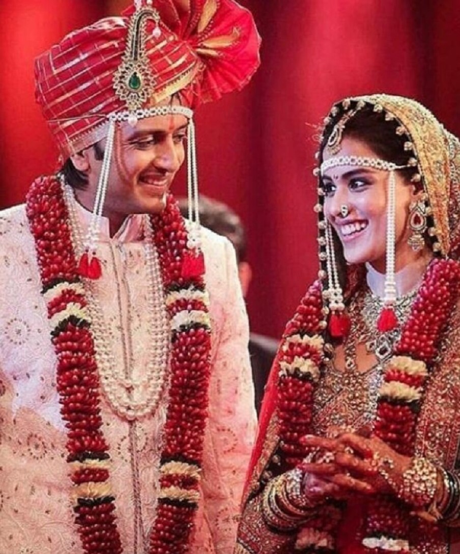 अभिनेता रितेश देशमुख आणि जेनिलिया देशमुख यांनी बॉलिवूड सिनेमात एकत्र काम केलं. त्यानंतर मराठमोळ्या पद्धतीनं हे रील लाईफ कपल रिअल लाईफमध्ये एकत्र आले. 