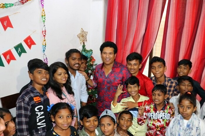 मास्टर ब्लास्टर सचिन तेंडुलकर आणि त्याची पत्नी अंजली यांनी Happy Feet Home Foundationच्या मुलांसोबत ख्रिसमस साजरा केला. सचिन यावेळी मुलांसोबत क्रिकेट आणि कॅरम खेळला. मुलांना मिठाईचे वाटपसुद्धा करण्यात आले.