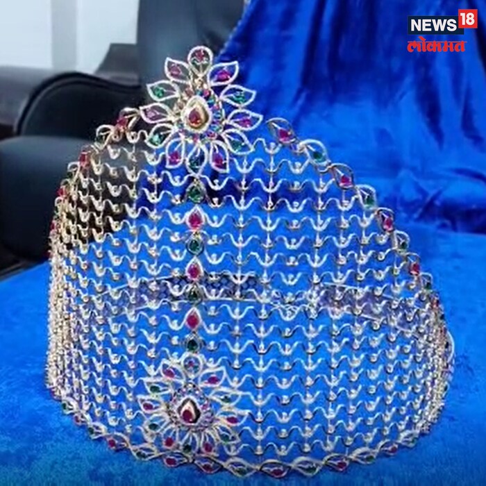 किनारी सुबिर पटेल राहणार युरोप या साईभक्ताने हा मुकूट साई चरणी अर्पण केला आहे. 