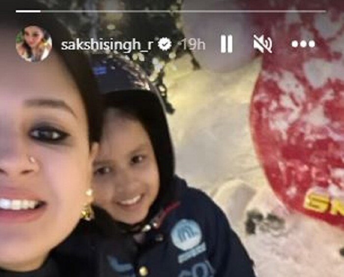 भारताचा माजी क्रिकेटपटू महेंद्र सिंह धोनीची पत्नी साक्षीने सोशल मीडियावर मुलगी जिवासोबतचा फोटो शेअर केला आहे. साक्षीने एक व्हिडीओसुद्धा पोस्ट केला असून यात ते ख्रिसमस सेलिब्रेशन करताना दिसत आहेत.
