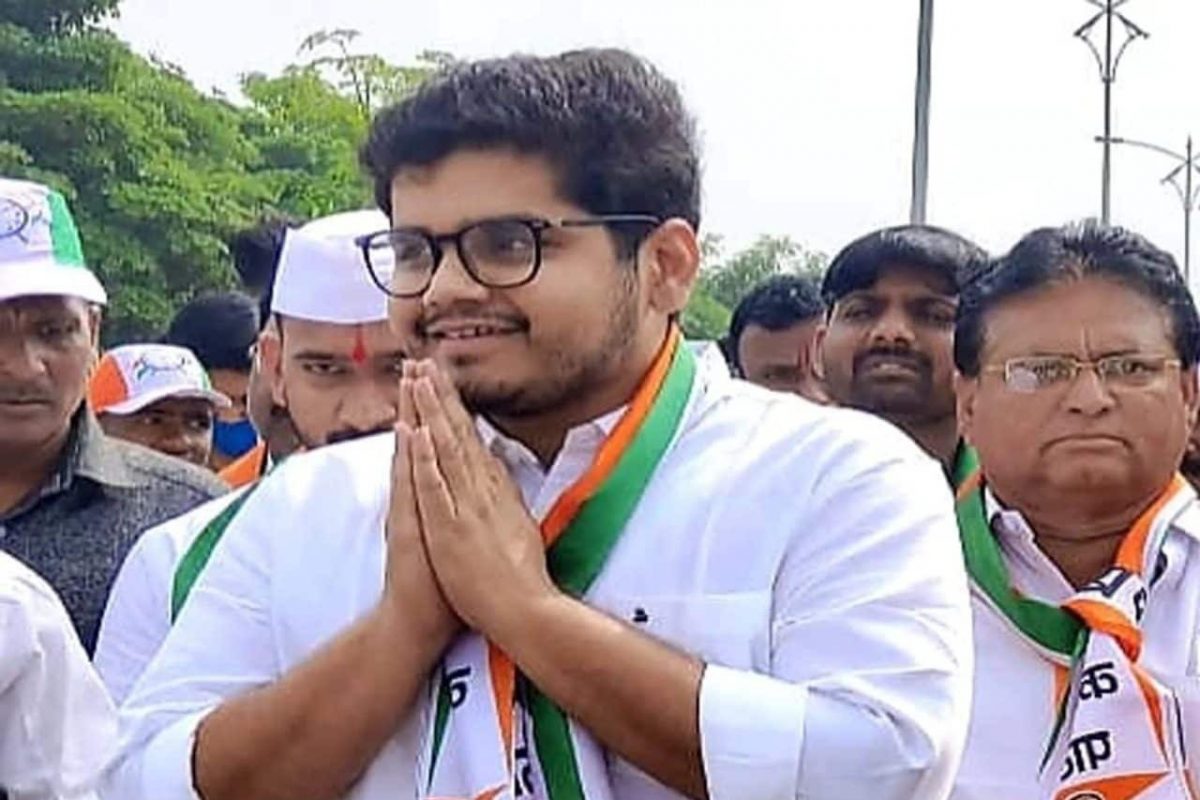 Sangli Gram Panchayat Election : रोहित पाटलांनी सत्ता आणताच जेसीबीतून उधळला गुलाल, चर्चांना उधाण