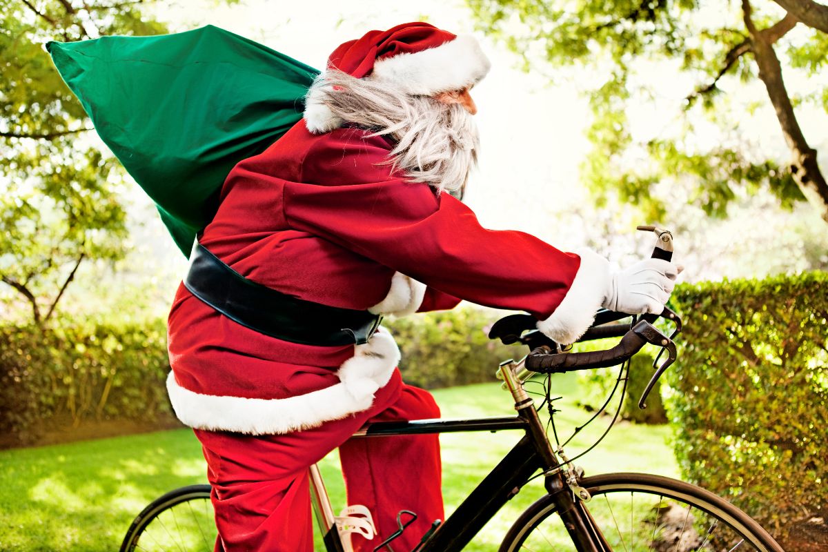 धक्कादायक! गुजरातमध्ये गिफ्ट वाटणाऱ्या सांताक्लॉजला लोकांनी धू धू धुतला