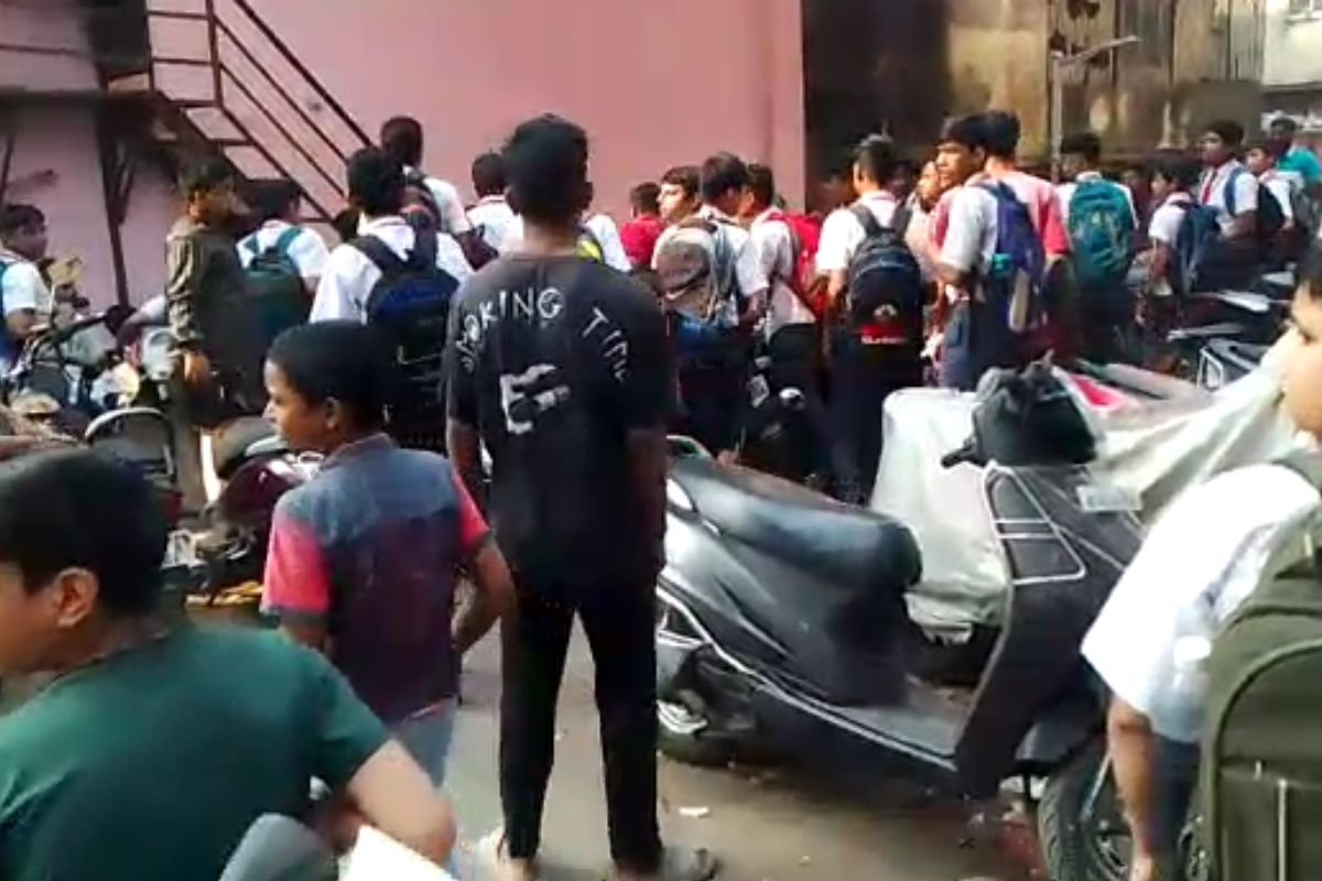 'कोण नाय कोणचा' पॅटर्न, 15 वर्षांच्या पोराने केला शाळेबाहेर विद्यार्थ्यावर चाकू हल्ला, पडले 19 टाके