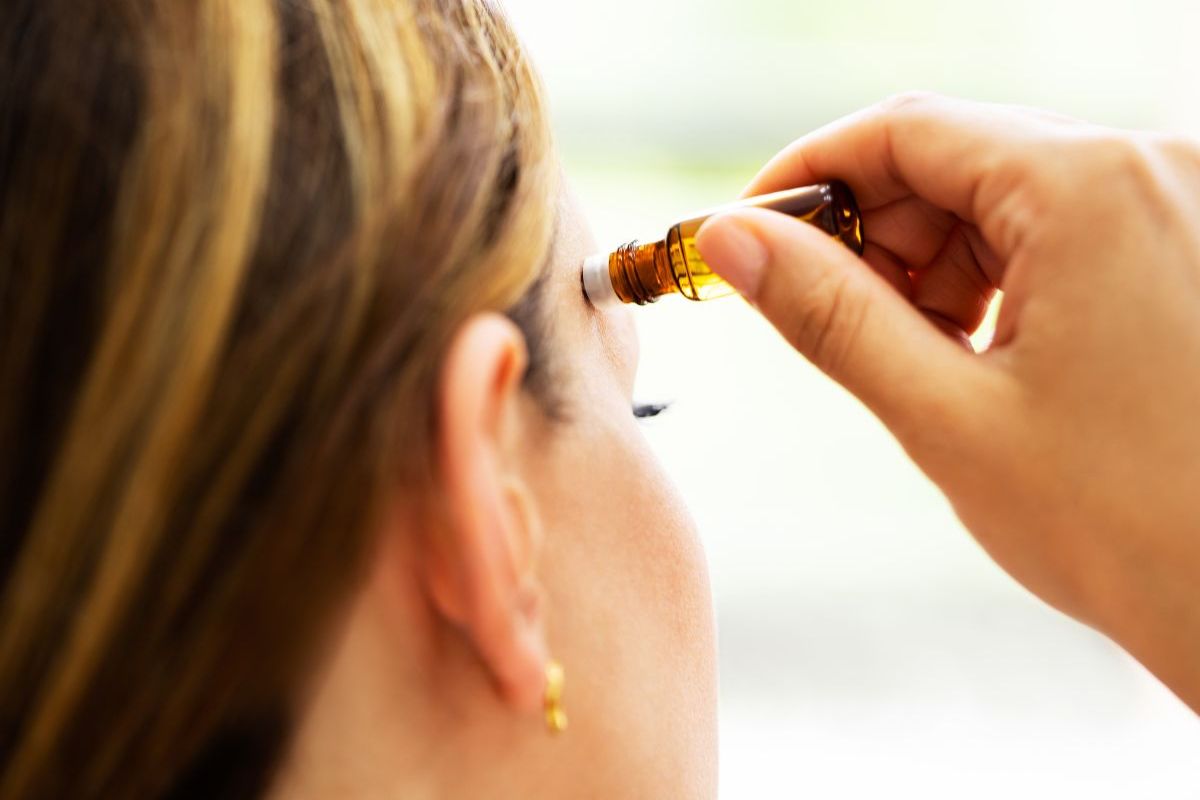 Skin Care : मान, पाठ आणि चेहऱ्यावरील चामखीळ काढेल टी ट्री ऑइल, असा करा वापर