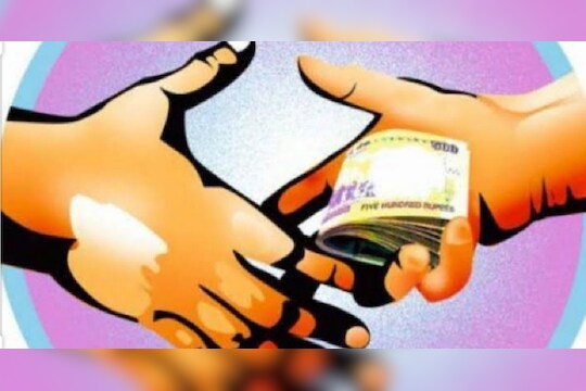 Solapur Bribe Case : वरिष्ठांच्या नावाने सोलापुरातील शिपायाने चक्क 5 लाख उकळले, धक्कादायक प्रकरण