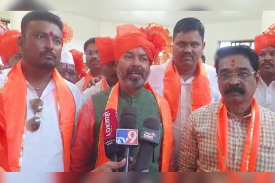 Solapur Shiv Sena : सोलापुरात शिंदे, भाजप, मनसे गटाला खिंडार, मोठ्या संख्येने ठाकरे गटात परतले