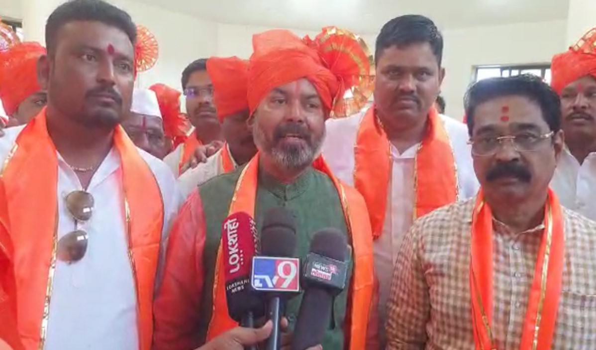 Solapur Shiv Sena : सोलापुरात शिंदे, भाजप, मनसे गटाला खिंडार, मोठ्या संख्येने ठाकरे गटात परतले